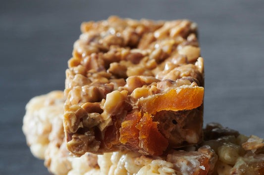 Blond cereal bars with oats, dried fruit, and Dulcey chocolate