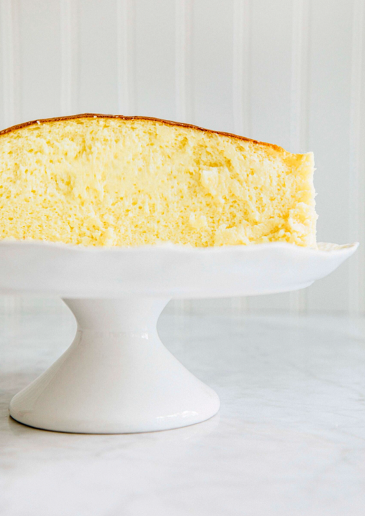 Souffle cheesecake made with yuzu Inspiration couverture, displayed on a cake stand