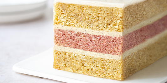 Vanilla and raspberry Neapolitan cake with vanilla ganache cut with zoom on the layers